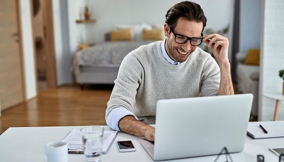 homme-travail-ordinateur-heureux