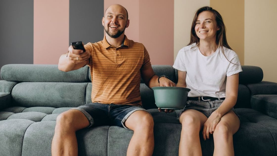 couple-canape-television