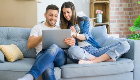 couple-heureux-ordinateur