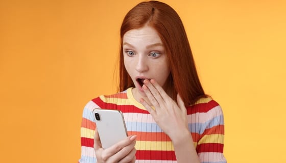 etonne-sans-voix-jeune-etudiante-rousse-adolescente-haletant-machoire-tombante-dire-omg-wow-couverture-bouche-ouverte-paume-regard-choque-surpris-smartphone-affichage-lecture-potins-frais-fond-orange_ (1)