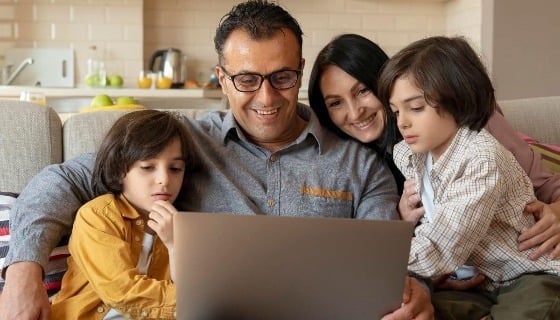 famille-regardant-ensemble-sur-un-ordinateur (1) (1)