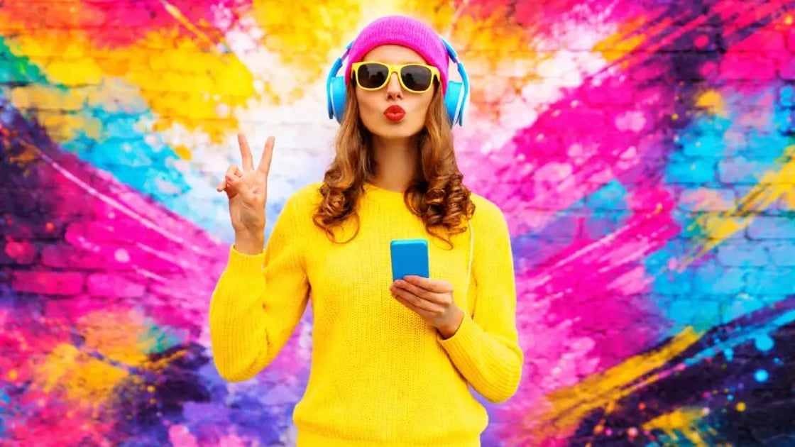 femme-avec-bonnet-et-lunettes-smartphone-a-la-main