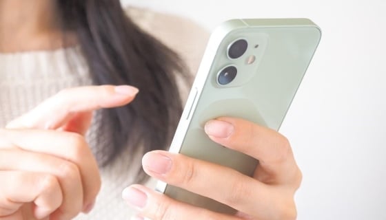femme-gros-plan-main-smartphone