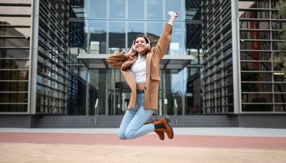 forfait-mobile-generique-jeune-femme-smartphone_nl