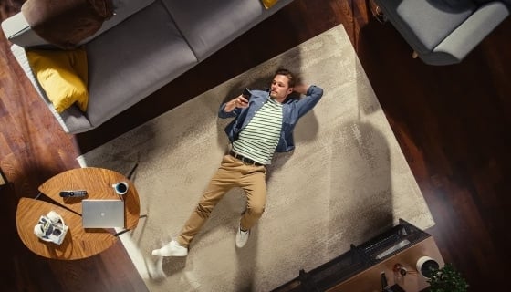 homme-canape-smartphone-appartement