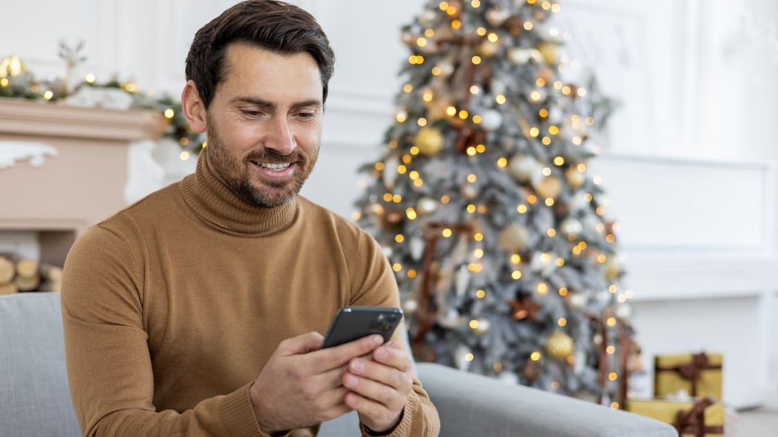 homme-pull-marron-sapin-smartphone