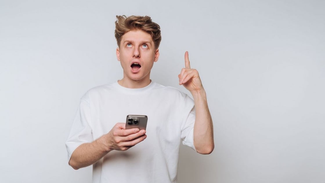 homme-smartphone-doigt-leve