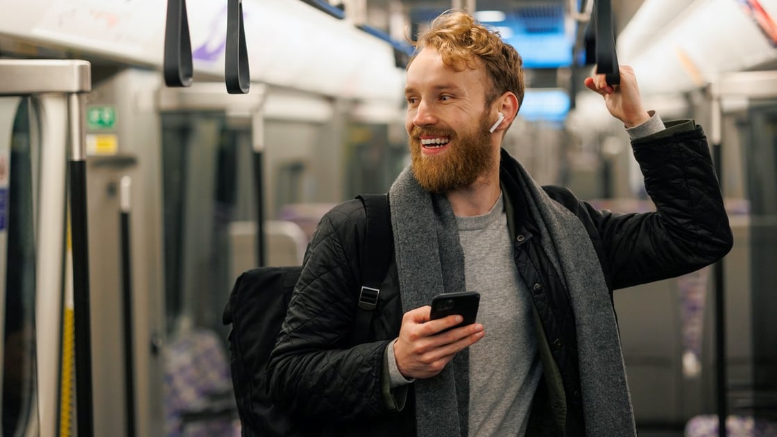 homme-smartphone-metro-ecouteurs