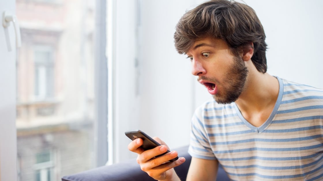homme-surpris-smartphone
