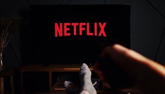 netflix-sur-tv-fond-noir-pieds-premier-plan