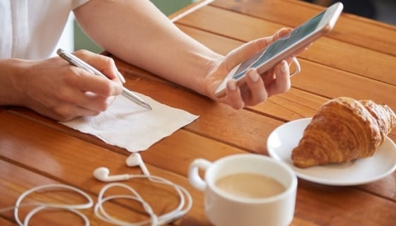 petit-dejeuner-telephone-dans-main_nl