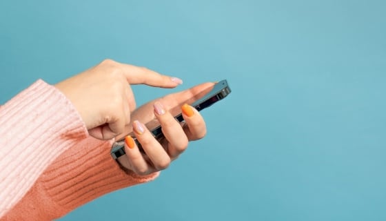 smartphone-dans-les-mains (1)