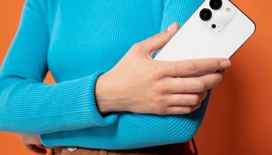 smartphone-main-pull-bleu (1)