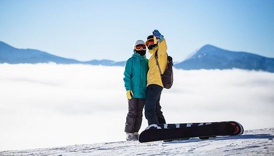 smartphone-montagne-couple-snowboarders-newsletter
