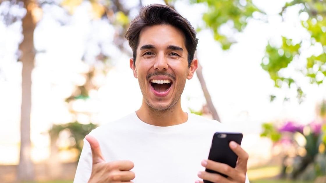 smartphone-pouce-leve-1