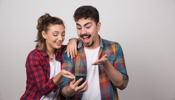 un-gas-une-fille-surpirs-et-heureux-fond-gris (1)